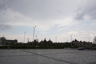 空旷停车场与远处建筑景观