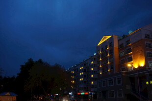 夜幕下灯火璀璨的建筑