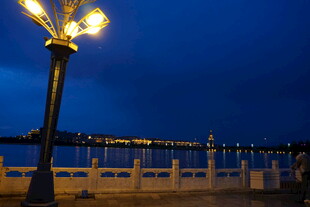 夜幕下的河畔路灯美景