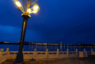 夜幕下的河畔路灯