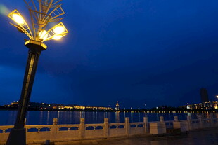 夜幕下的河畔路灯景观