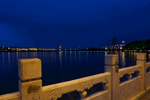 夜幕下的湖畔栏杆美景