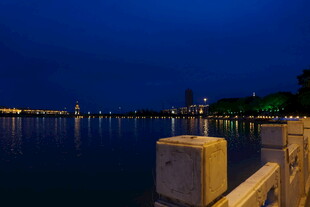 夜幕下的宁静湖畔风光