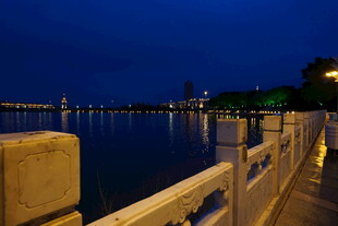 夜晚河畔美景