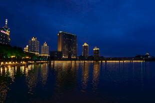 城市夜景湖畔璀璨灯火