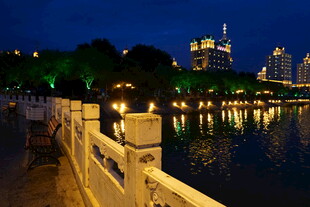 城市河畔夜景迷人风光
