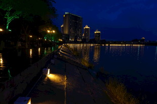 湖畔夜景 城市灯火映波光