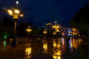 雨夜城市街道灯光倒影