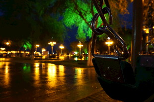 水乡夜景中的古韵小船