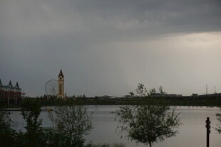 湖畔阴云下的城市景致