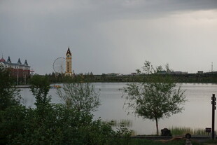 湖畔风光与远处钟楼景致