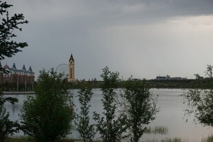 湖畔风光 远处建筑与绿植