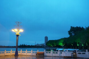 湖畔夜色中的明亮路灯