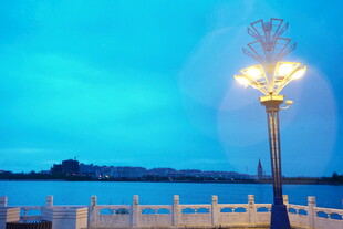 湖畔华灯初上夜景