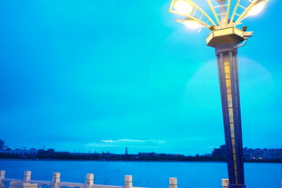 湖畔路灯夜景