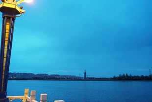 湖畔夜景中的古典建筑