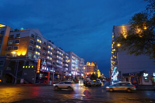 城市夜幕下的繁华街道