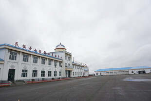 草原边的白色建筑群