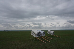 草原上的白色包裹物