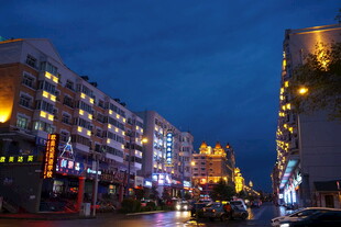 城市夜景中的繁华街道