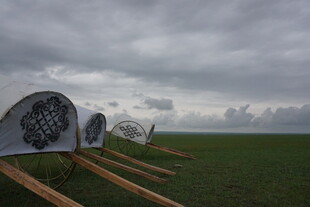 草原上的特色帐篷景观