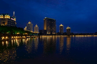 城市湖畔夜景璀璨迷人