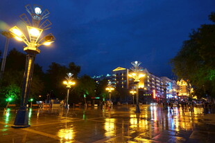 雨夜街头的璀璨灯光