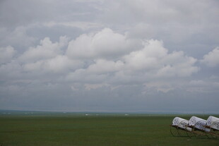 草原上的房车与多云天空