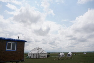 草原上的小屋与蒙古包