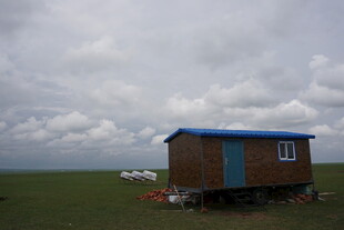 草原上的简易木屋