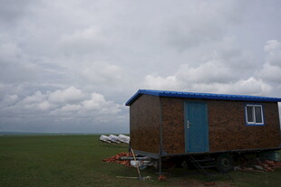 草原上的蓝色屋顶小屋