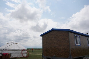 户外棕色小屋与游乐设施