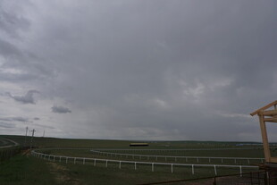 草原上的阴沉天空与围栏
