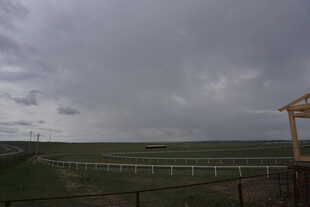 草原上的阴沉天空与围栏