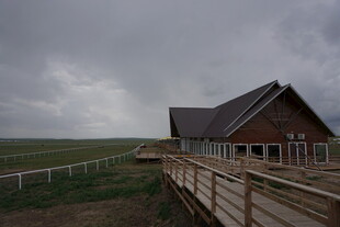 草原木屋旁的阴沉天色
