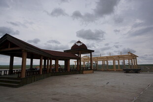 湖畔木质长廊与阴沉天空