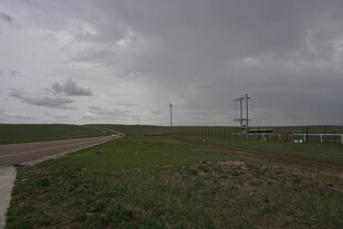 草原上的风力发电场景