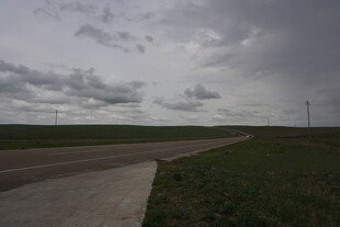 乡村旷野中的阴沉天空