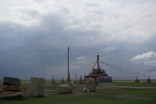 草原上的钻井设备景观