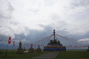 草原上的经幡与宗教建筑