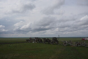 草原上的帐篷与广阔天空