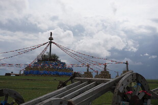 草原上的敖包及祈福装饰