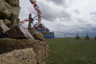 草原上的石堆与经幡景观