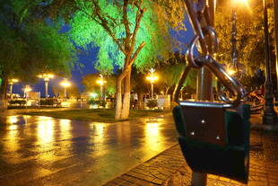 雨夜街头的浪漫灯光景致