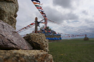 草原经幡与石景