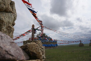 草原石堆上的五彩经幡