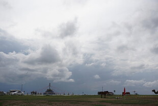 阴天机场跑道景象