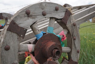 古老风车细节特写