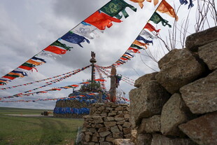 藏区经幡与石堆景观