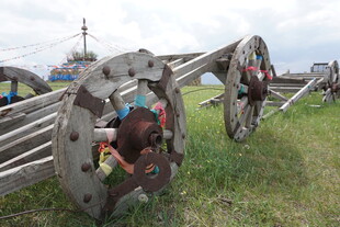 古老风车部件静立草地